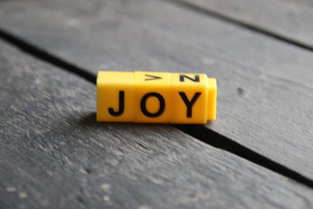 欢乐的概念，黄色方块上的铭文。图片下载