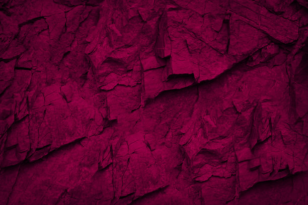 紫红色岩石为背景设计。深樱桃桃李色。调色的山面。图片下载
