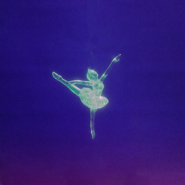 美丽的芭蕾舞演员在白色服装上蓝紫色的背景。图片下载