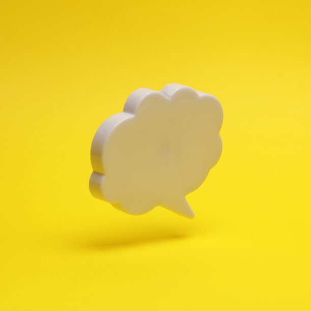 语音气泡漂浮在空气中，黄色背景上有阴影。有创意的想法。”最小的概念。悬浮的物体图片下载