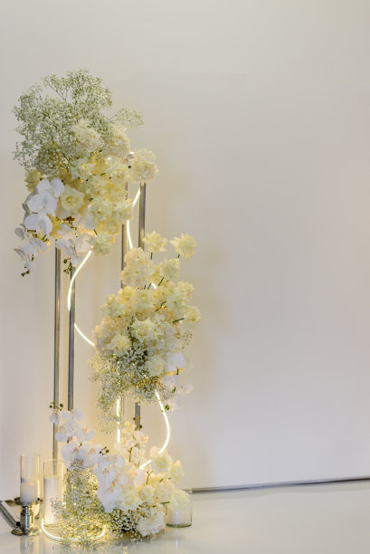 照片墙，拱门处装饰蜡烛和鲜花，绿色植物。豪华婚宴。副本的空间。庆典洗礼概念。宴会区为生日派对设计的时尚装饰。图片下载