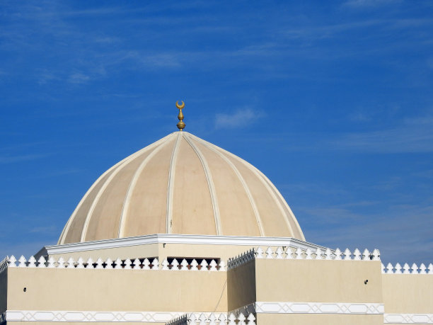 清真寺的巨大穹顶与蓝天白云图片下载