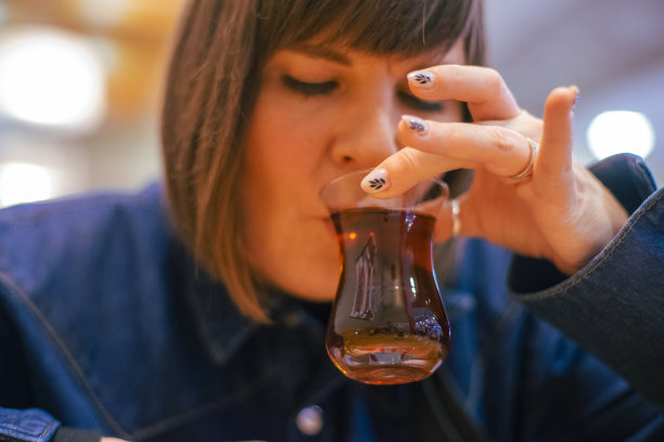 喝土耳其茶图片下载