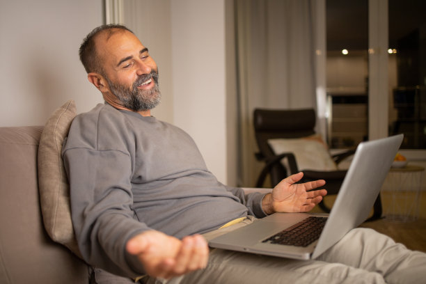 中年潮男人在家工作图片下载