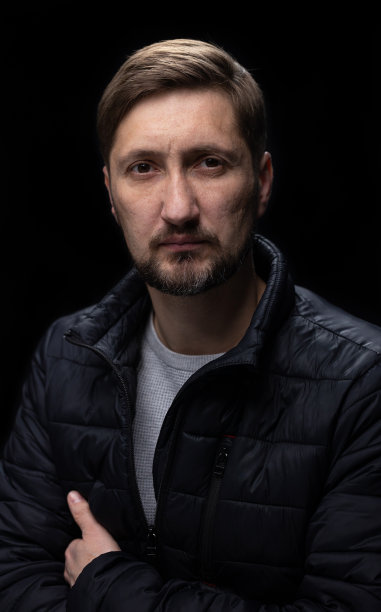 一个男人的肖像在黑色背景。图片下载