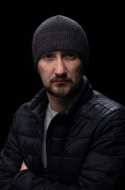 一个男人的肖像在黑色背景。图片下载