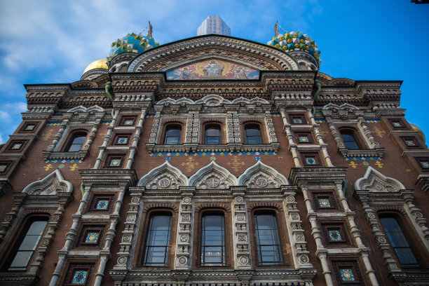 美丽的寺庙教堂，天蓝的云彩图片下载