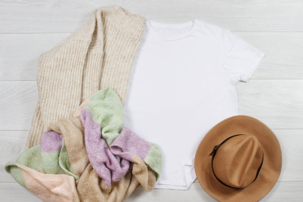 t恤模型。模板空白衬衫顶部视图上的白色木制背景。冬天的毛衣秋天的衣服在木地板上。女性时尚服装。今天的春天。女性的配件图片下载