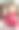 2022年12月，俄亥俄州杰克逊一个寒冷的雪天，一名12个月大的男婴穿着红白针织圣诞毛衣，依偎在妈妈的怀里，在圣诞松树旁度过圣诞节图片下载