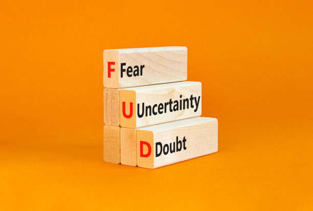 FUD恐惧不确定怀疑象征。概念词FUD恐惧不确定性怀疑木块上一个美丽的橙色桌子橙色背景。企业和FUD害怕不确定性怀疑概念。副本的空间。图片下载