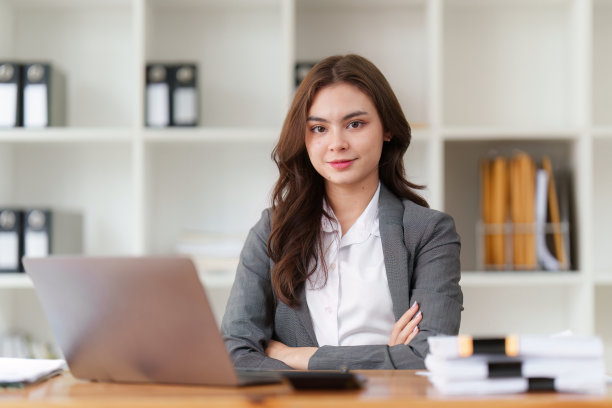 管理人员、业务人员、财务检验员制作报告，计算余额。内部收入和会计概念图片下载