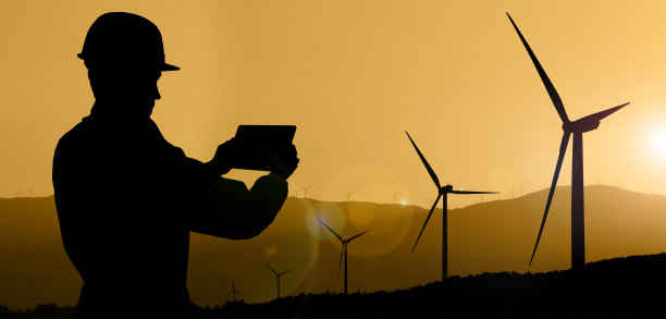 工程师的剪影平板电脑和风力涡轮机图片下载