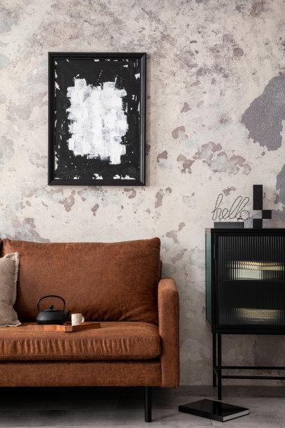 客厅的现代构图与模拟海报，时尚的棕色沙发，黑色的便盆和优雅的个人配件。家居装饰。模板。图片下载