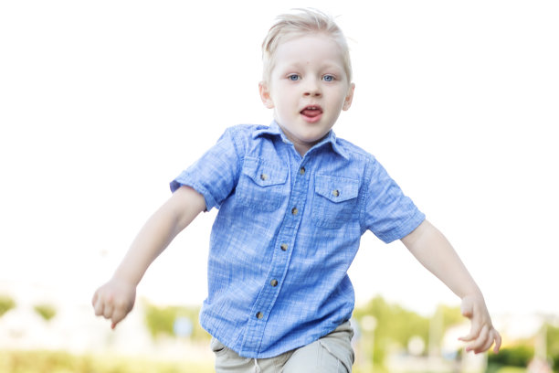 这个孩子是一个快速向前跑的学龄前儿童。理念是回到学校，关爱和玩耍。图片下载