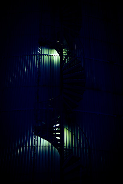 垂直拍摄的圆形楼梯上的工业大厦深夜图片下载