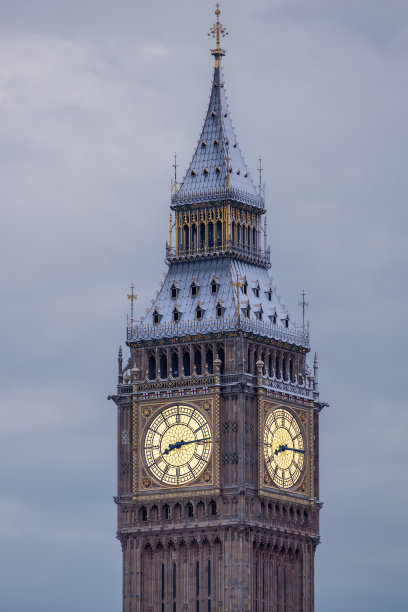 伦敦伊丽莎白塔被雪覆盖的特写镜头图片下载