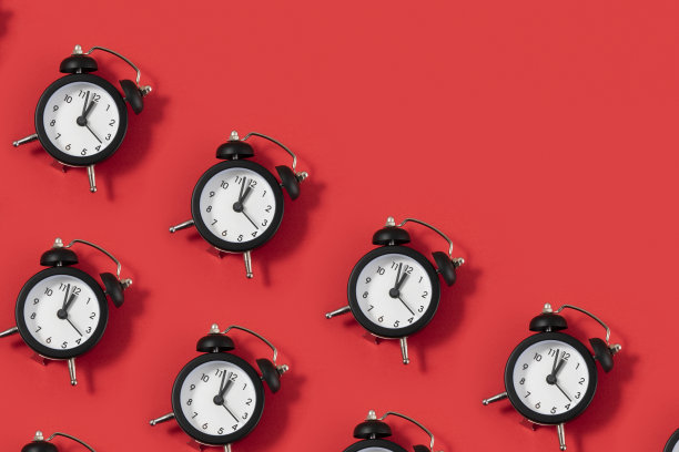 红色背景闹钟图片下载