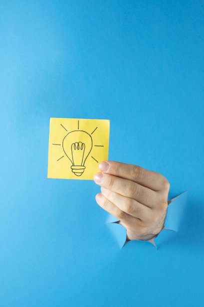 在不干胶上画灯泡的手图片下载