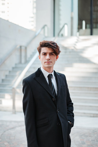 一个严肃的年轻白人男子穿着专业的垂直镜头图片下载