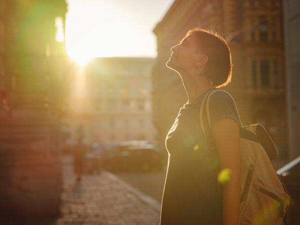 夏季女性单人欧洲之旅图片下载