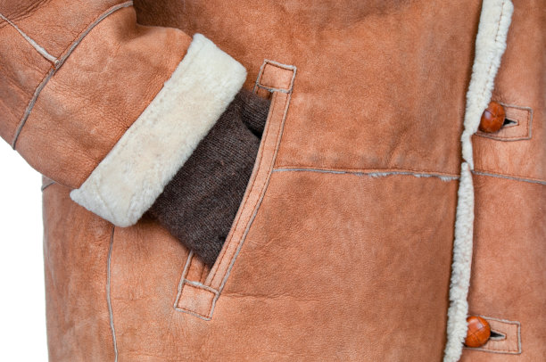 一个穿着羊皮大衣的人图片下载