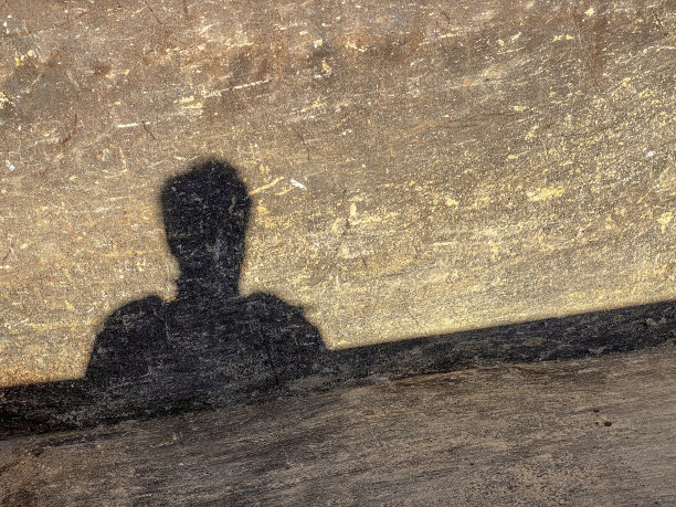 人的影子投射在金属容器底部图片下载