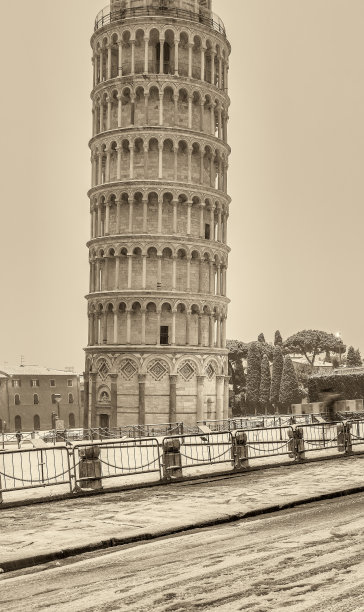 比萨在雪下。一场暴风雪后的奇迹场著名的斜塔图片下载