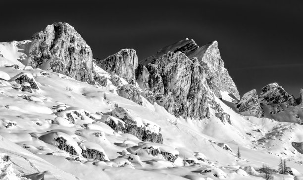 山顶和雪谷在冬季与美丽的阳光明媚的蓝天图片下载