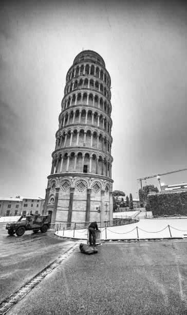 比萨在雪下。一场暴风雪后的奇迹场著名的斜塔图片下载