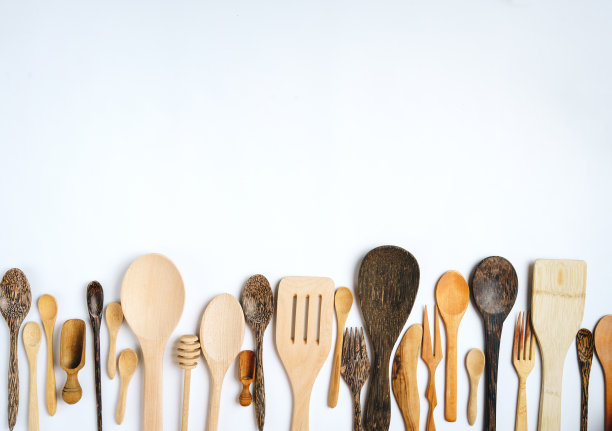 白色背景上的各种木勺和锅铲图片下载