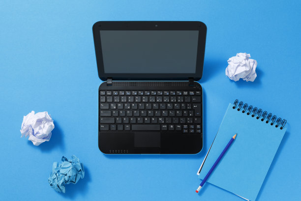 蓝色书桌上的上网本图片下载