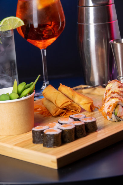 寿司和饮料图片下载