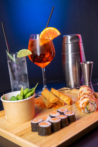 寿司和饮料图片下载
