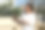 一名女子站在室外的露台上使用笔记本电脑。图片下载
