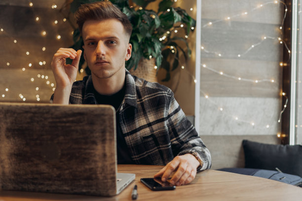 忙碌的自由职业者在咖啡店使用上网本图片下载