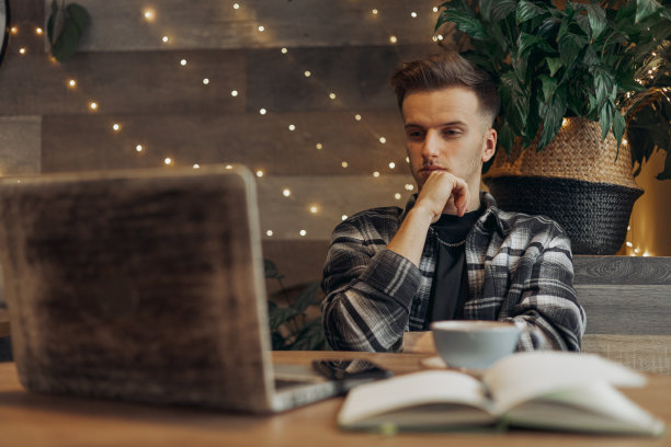 企业家在咖啡店的电脑前工作图片下载