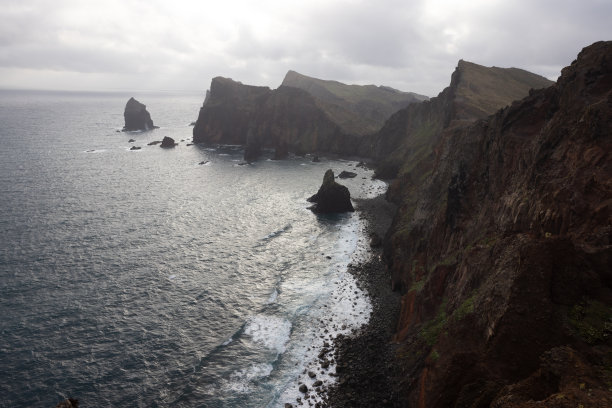 葡萄牙马德拉岛海岸外大西洋上雄伟的悬崖。海浪很适合学冲浪。图片下载