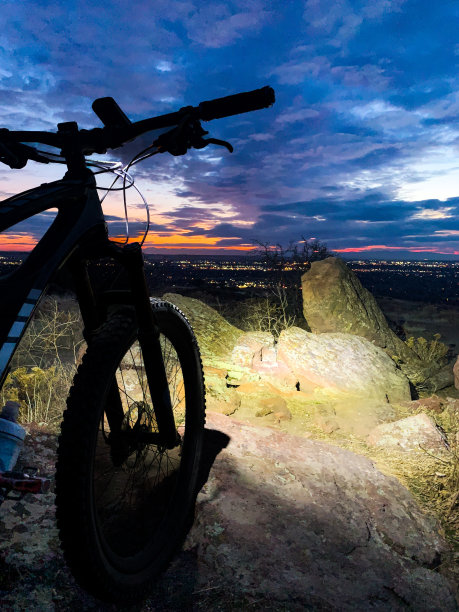 晚上在博伊西山麓骑山地自行车图片下载