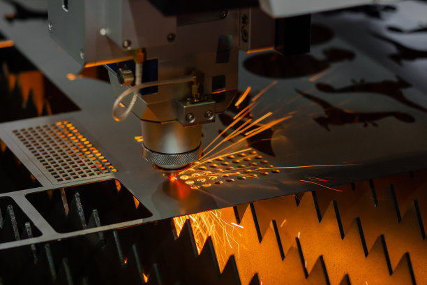 激光切割机工作与金属板与火花图片下载