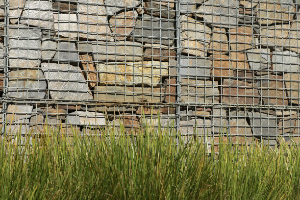 用石笼和石头围起来图片下载