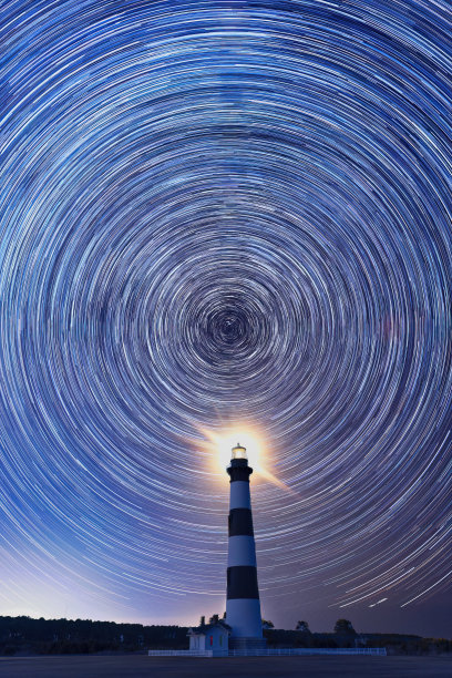 灯塔与星迹指向真北图片下载