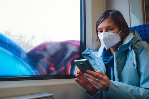 一个亚洲女人在冬天从火车窗外望出去图片下载