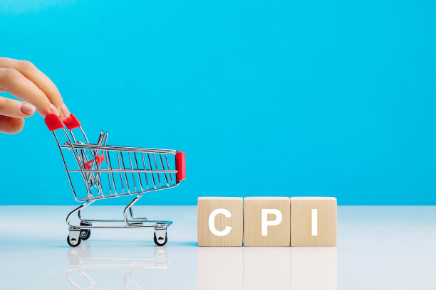 CPI -消费者价格指数符号。字母块在字CPI的缩写消费者价格指数和妇女的手推空购物车在蓝色背景。图片下载