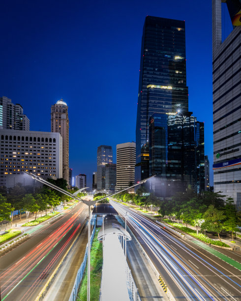 雅加达的蓝天背景下的城市景观图片下载