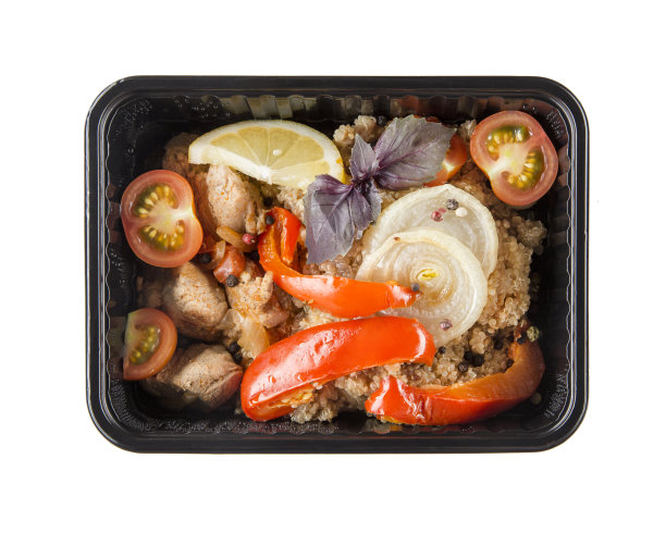 一个盘子放在一个黑色的一次性容器里，来自餐饮的混凝土背景，饮食餐饮，你的即食食品，健康食品图片下载