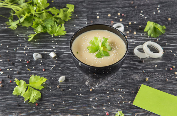 一个盘子放在一个黑色的一次性容器里，来自餐饮的混凝土背景，饮食餐饮，你的即食食品，健康食品图片下载