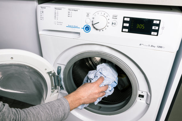 用手把脏衣服放进洗衣机图片下载