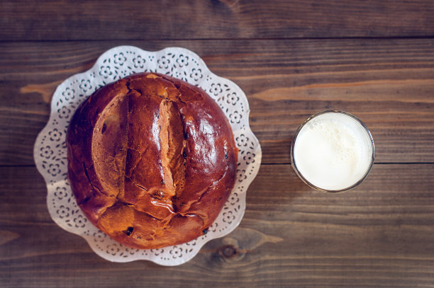 牛奶和面包放在木桌上图片下载