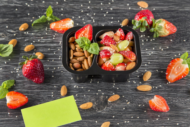 一个盘子放在一个黑色的一次性容器里，来自餐饮的混凝土背景，饮食餐饮，你的即食食品，健康食品图片下载