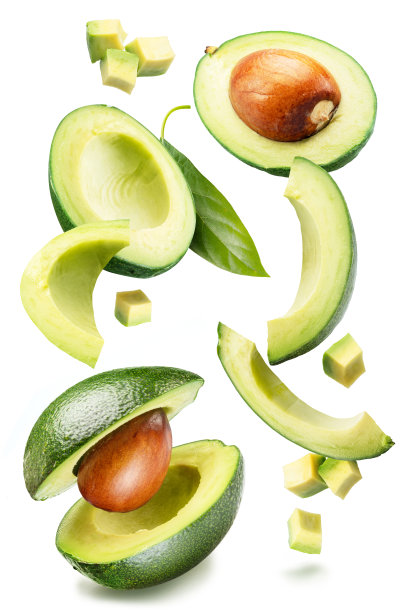 白色背景下，大量的牛油果在空中飞行。图片下载